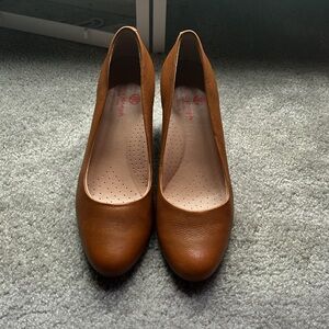 Marc Jacob’s pump camel colored leather size 9